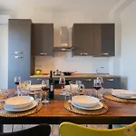 Fifth Floor Flat By Apulia شقة باري