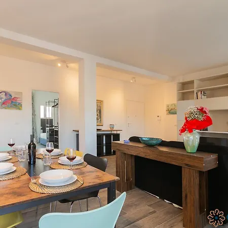 Lägenhet Fifth Floor Flat By Apulia